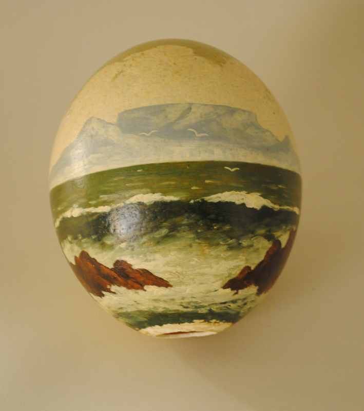 Struisvogelei beschilderd met een zeegezicht en opschrift: 'Souvenir from Cape Town 1951'