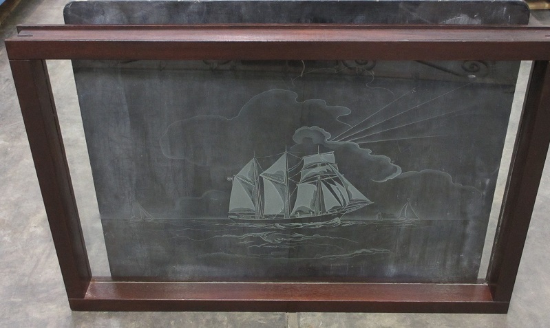 Gegraveerd glasraam met een afbeelding van de schoener Prima, gevat in houten raam.