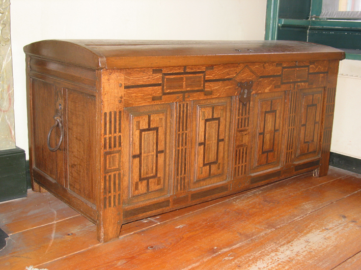 Ingelegde houten zeemanskist van Nederlandse makelij uit 1695 met sleutel.