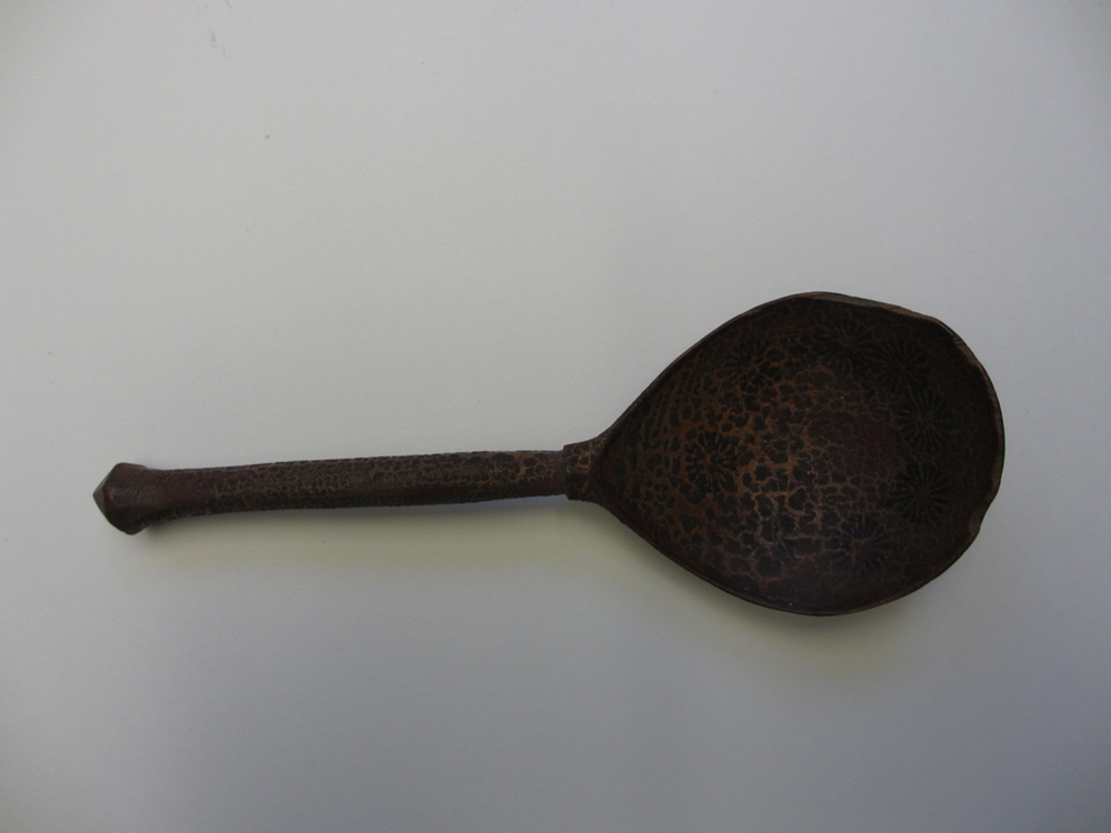 Ronde geschilderde houten lepel.