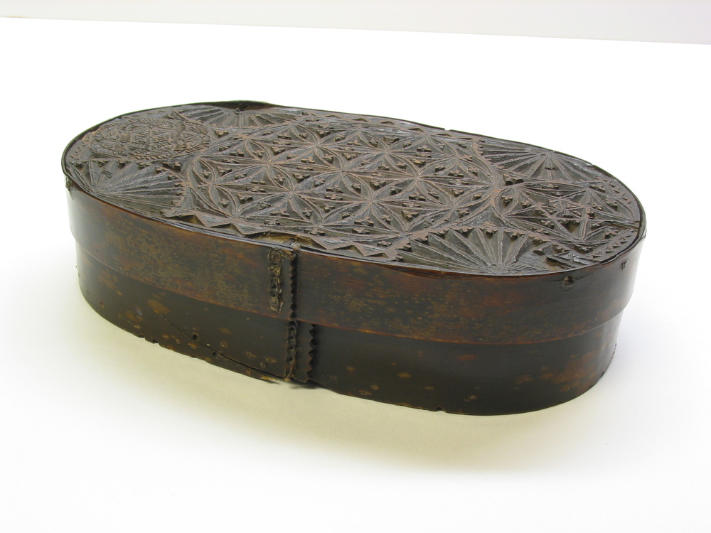 Baleinen doosje, ovaal met een met houtsnijwerk bewerkte deksel, 18e eeuw