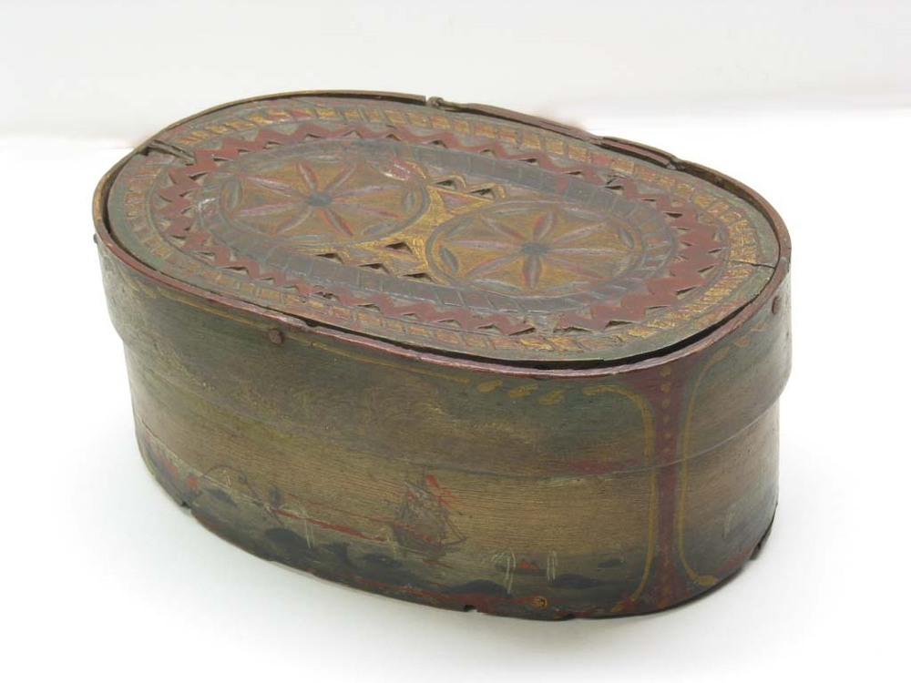 Ovalen houten doosje met uitgesneden motieven op het deksel en op de zijkant een geschilderde afbeelding van de walvisvaart, omgeving Friesland, 18e eeuw.