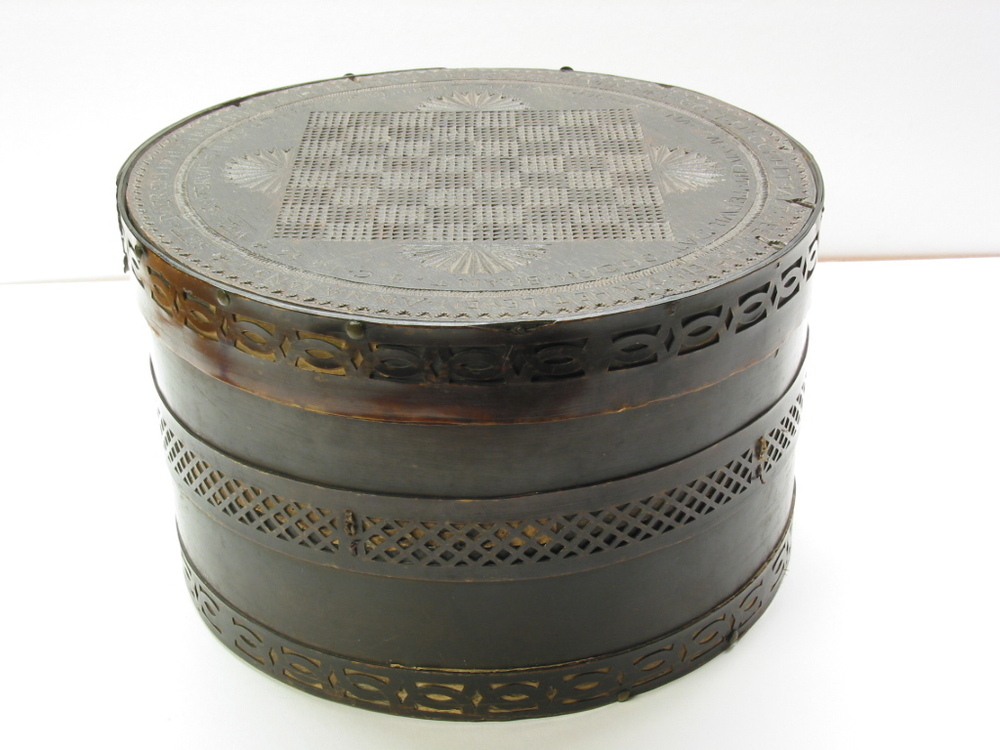 Hoedendoos van balein en eikenhout met de wapens van Amsterdam en Jisp en op het deksel een schaakbord , 1633