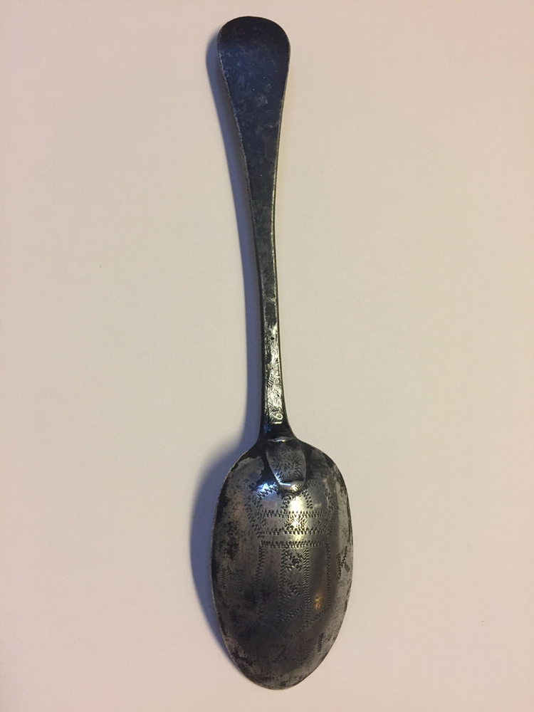 Tinnen lepel met afbeelding van een spuitende walvis aan de binnenzijde van de bak en het wapen van Amsterdam aan de achterzijde, gedateerd 1751