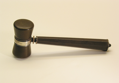 Een metalen voorzittershamer met een zilveren band met opschrift '1900-1960', afkomstig van Scheepbouwvereniging Hoogezand.