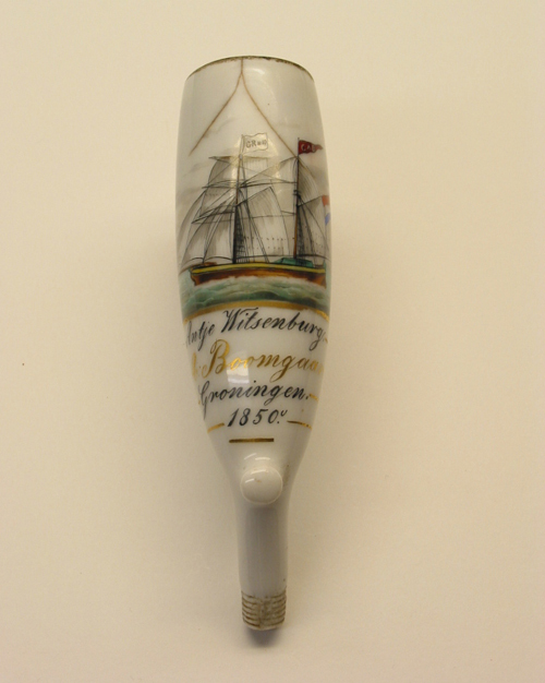 Porseleinen pijpenkop met opschrift 'Antje Witsenburg : C. A. Boomgaard : Groningen : 1850'