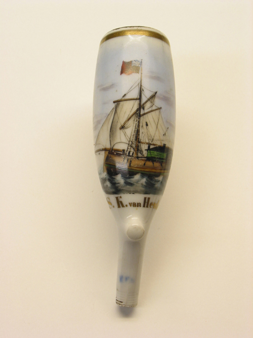 Porseleinen pijpenkop met opschrift 'S.K. van Heukelem'