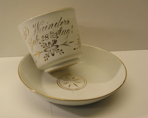 Kop en schotel met opschrift "P. Wainders, Geb. 28th Aug."