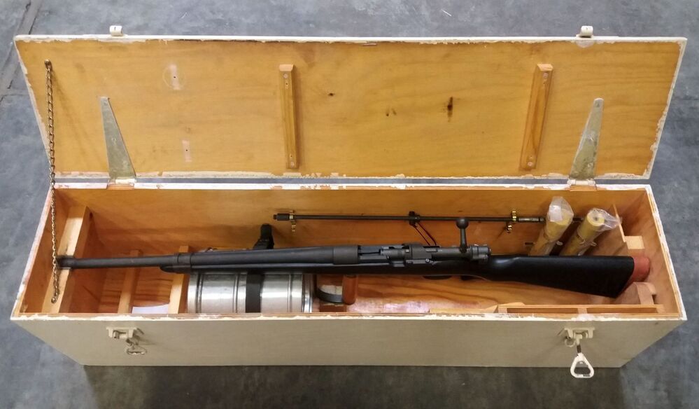 Lijnschietgeweer of reddingsgeweer in kist, vervaardigd door wapenfabriek Kongsberg in Noorwegen.