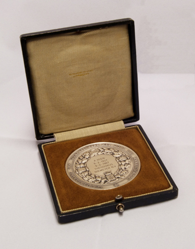 Herinneringspenning voor 40 jaar trouwe dienst bij Niemeyer