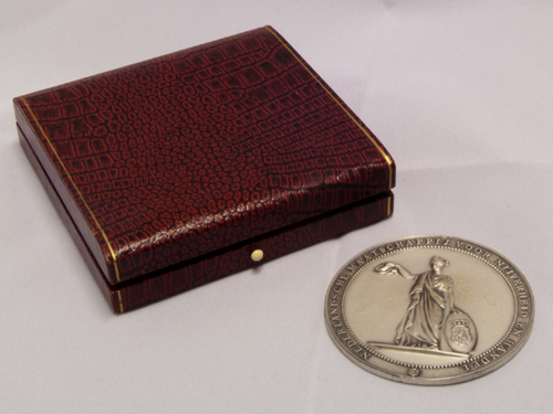 Herinneringspenning met opschrift N.V. Koninklijke Theodorus Niemeyer 150 jaar