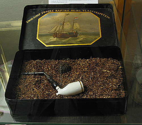 Metalen tabaksdoos van het Zeemanscollege "De Groninger Eendracht". Zwart gelakt met aan de buitenzijde van het deksel: "Zeemans-college / de / Groninger / Eendragt / Prest. P. Tresling, 1853". Op de binnenzijde van het deksel een afbeelding van een schip met daarboven: "Smakschip Frouke Kapt. H.K. Heins, Vlaggekapitein", 1853