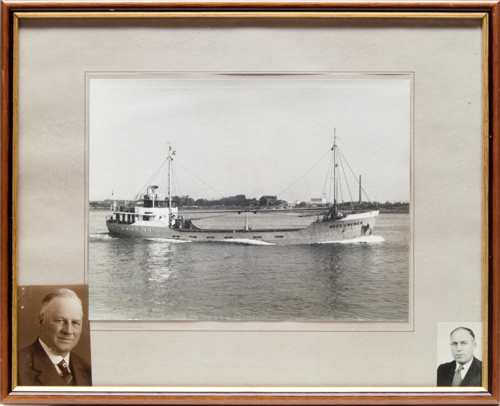Foto van het schip "Mees Cremer" met in de hoeken ingezette portretfoto's van Mees Cremer sr en Mees Cremer jr