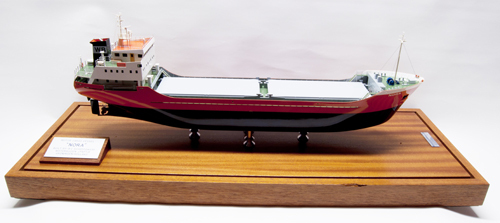 Model van het motorschip "Nora"