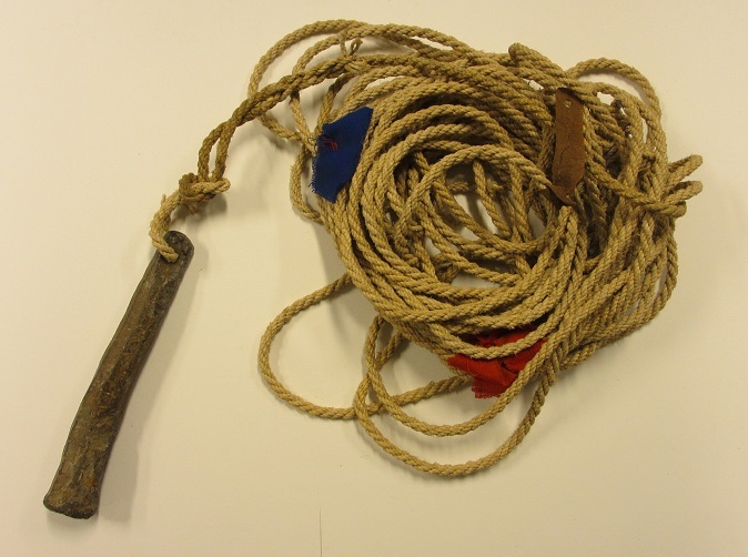 Dieplood met lang aangesplitst touw met rood, blauw en wit lint en een leren riempje