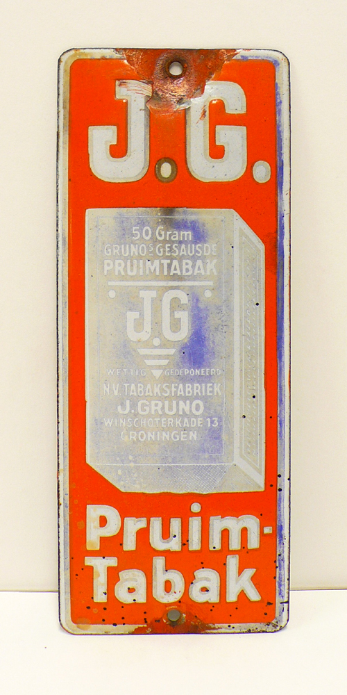 Metalen reclamebord met opschrift: "J.G. Pruimtabak, en afbeelding van een pakje pruimtabak van tabaksfabriek J. Gruno te Groningen.