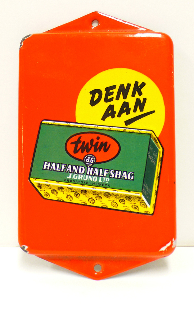 Metalen reclamebordje met opschrift: "Denk aan Twin, half and half shag." Door J. Gruno. Met afbeelding van een pakje Twin shag