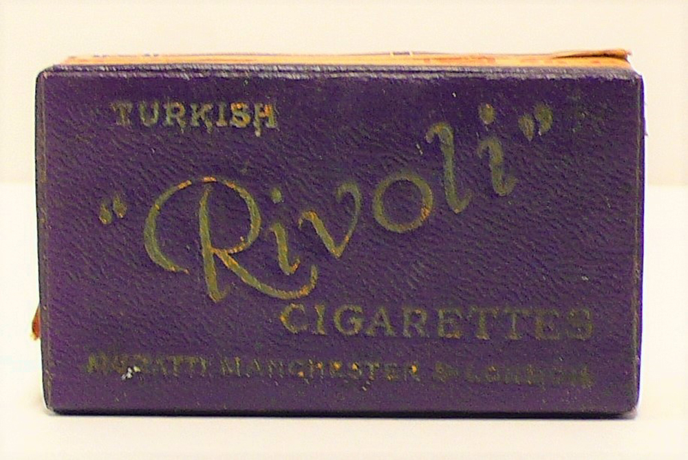 twee pakjes "Turkish Rivoli Cigarettes, Muratti, Manchester & London" Paarse doosjes met inhoud van 10 sigaretten. Gemaakt in Engeland