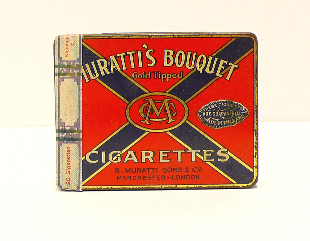 3 blikjes "Muratti's Bouquet gold tipped cigarettes," 20 stuks. rood blikje met blauw andreaskruis. Gemaakt in Engeland