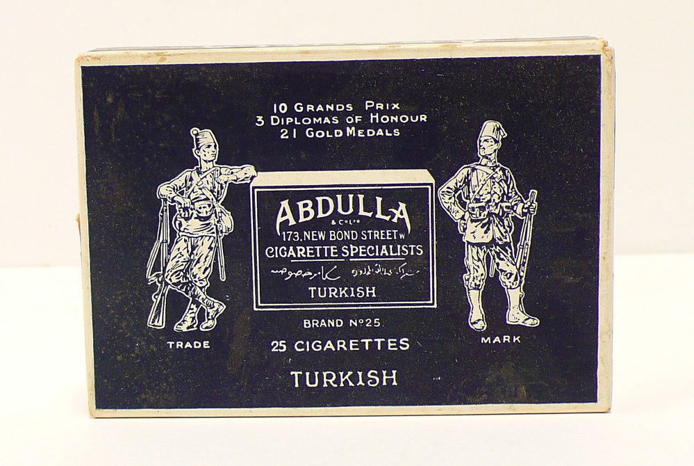 Pakje "Abdulla Turkish cigarettes." Door Abdulla & co. 173 New Bond street, London. 25 stuks. Zwart pakje met witte opdruk van twee Arabische soldaten.