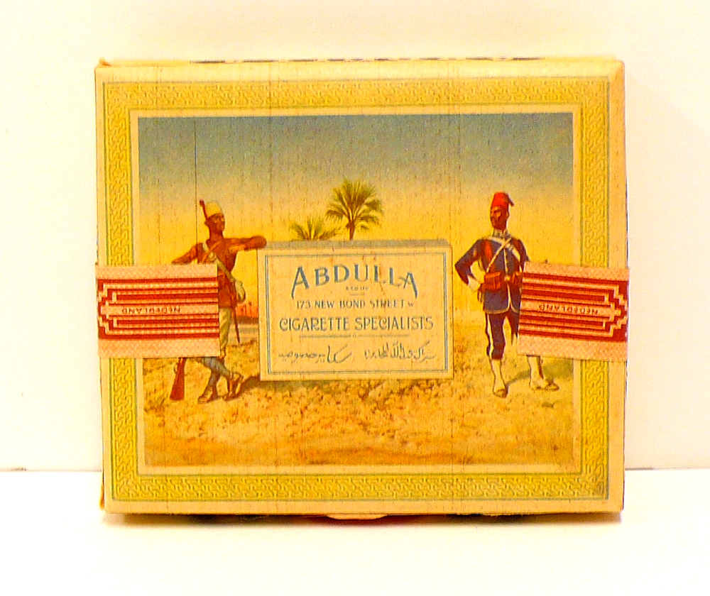 Pakjes "Abdulla." sigaretten. Door Abdulla & co. 173 New Bond street, London. 20 stuks. Gekleurd pakje met afbeelding van twee Arabische soldaten.