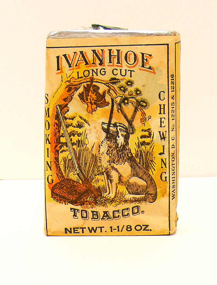Pakje "Ivanhoe long cut smoking & chewing tobacco. Door "the H.W. Meyer tobacco M'F'G' Co. Met afbeelding van een jachtscene met o.a. een hond en geweer.