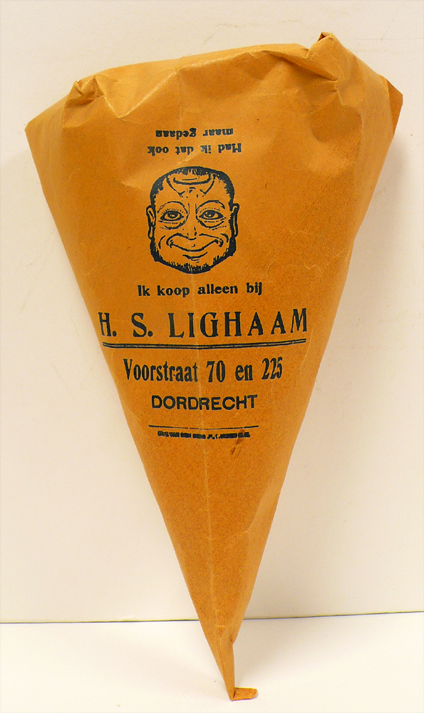 Papieren puntzak met tabak, gemaakt door H.S. Lighaam, Voorstraat 70 en 225, Dordrecht. Met gezicht dat zowel blij als verdrietig kijkt.