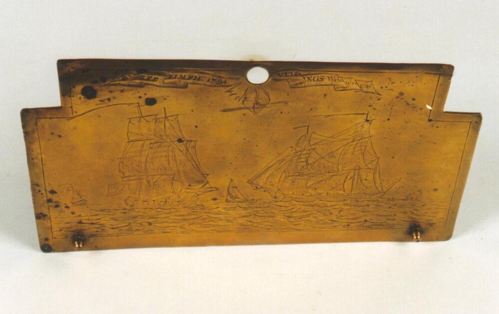 Koperen gedenkplaat met gravering van twee brikken en daarboven een ingegraveerd wapperend lint met links de inscriptie "D Zee Nimph 1794" en rechts "Vlissings Welvaren 1748"
