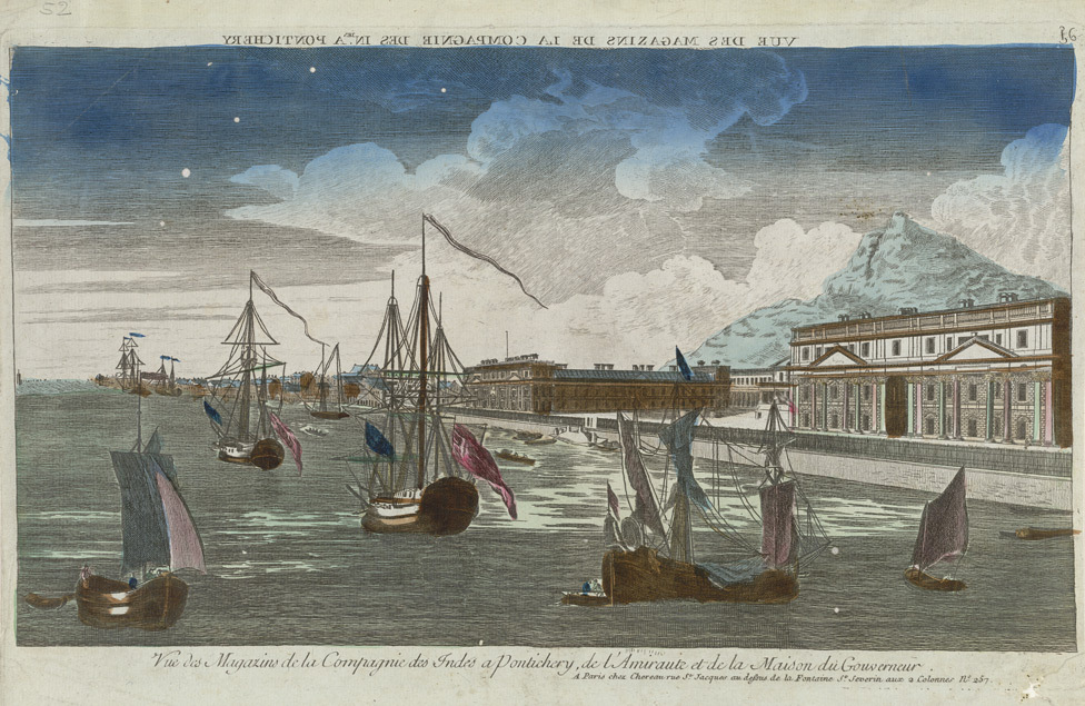 "Vue des Magazins de la Compagnie des Indes a Pontichery, de l' Amiraute et de la maison du gouverneur", opticaprent door Jacques Chereau, ca. 1700-1775.