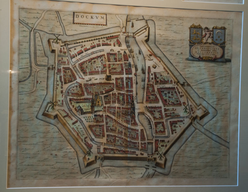 Plattegrond van Dokkum met zicht op schepen en admiraliteitsgebouwen, gravure door Joan Blaeu 1650.