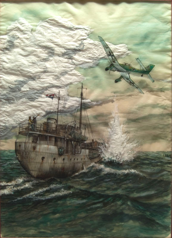 De kustvaarder Victory aangevallen door een Duits vliegtuig, schilderij in gemengde techniek door J. de Lange, maart 1995