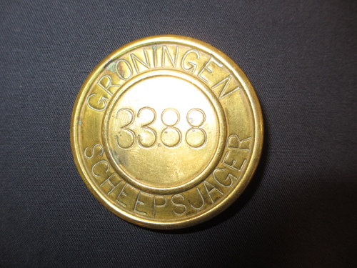 Scheepsjagerspenning Gemeente Groningen nr. 3388 uitgegeven aan Nanno Ganzeveld uit Slochteren, oud 37 jaar.