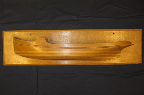 Halfmodel sleepboot Stella, vervaardigd door Sietze van der Boom, scheepstimmerman bij Scheepstimmerbedrijf S. en J. van der Boom te Groningen en later werkzaam bij de NNS / Scheepsbouwunie vóór 1940.