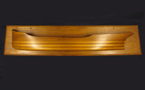 Halfmodel van een motorkustvaarder, vervaardigd door Sietze van der Boom, scheepstimmerman bij Scheepstimmerbedrijf S. en J. van der Boom te Groningen en later werkzaam bij de NNS / Scheepsbouwunie vóór 1940.