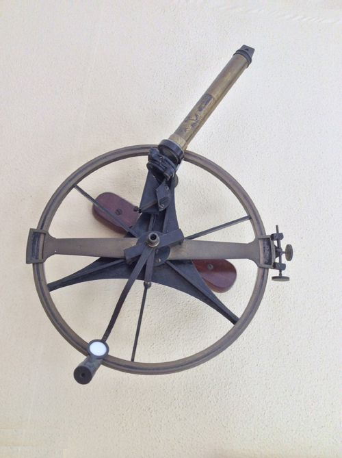 Prismacirkel, een azimut peiltoestel met prisma