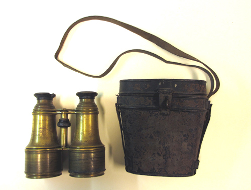 Messing verrekijker in zwarte ijzeren foudraal, zonder inscripties