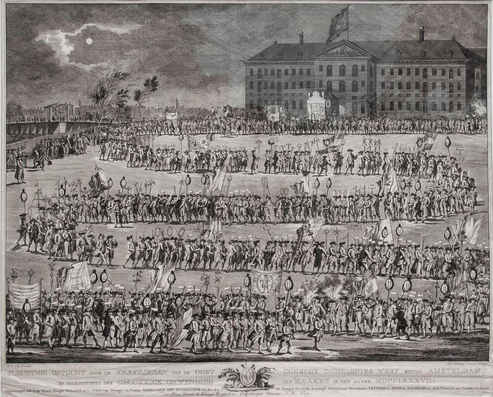 Plechtige optocht door de werklieden van de Oost Indische Compagnie werf binnen Amsterdam by gelegenheid der gelukkige omwending van zaaken in den jaare MDCCLVII, prent door J.H. Trop, 1787