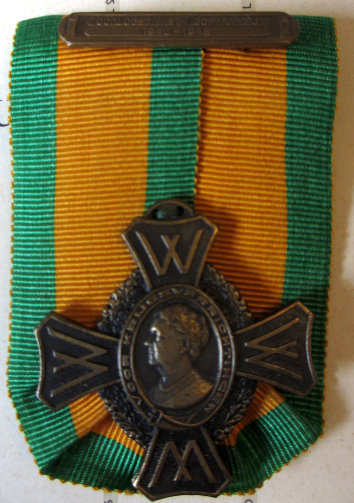 Oorlogsherinneringskruis met gesp en met certificaat en bijlagen, postuum toegekend aan Berend Drevel (geb. Slochteren 14 dec. 1910), machinist op de kustvaarder Pia die op 8 mei 1940 op een mijn liep bij Gravelines en verging.