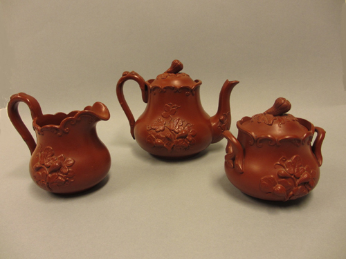 Theepot uit de nalatenschap van kapitein H.J. Ketelaar, roodbakken aardewerk vervaardigd door W. Schiller & Sohn, Obergrund Bohemen, circa 1850-1853