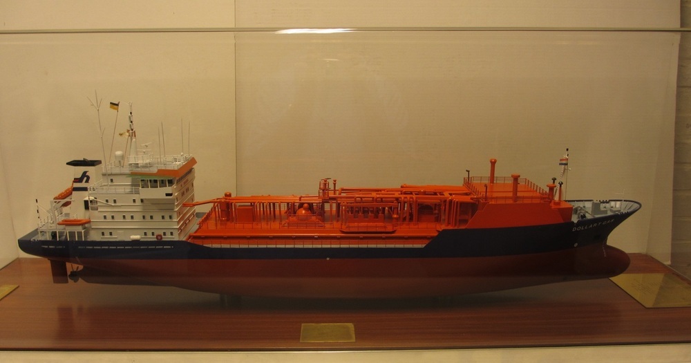 Scheepsmodel ethyleentanker Dollart Gas van rederij Hartmann in Leer, gebouwd 1990.