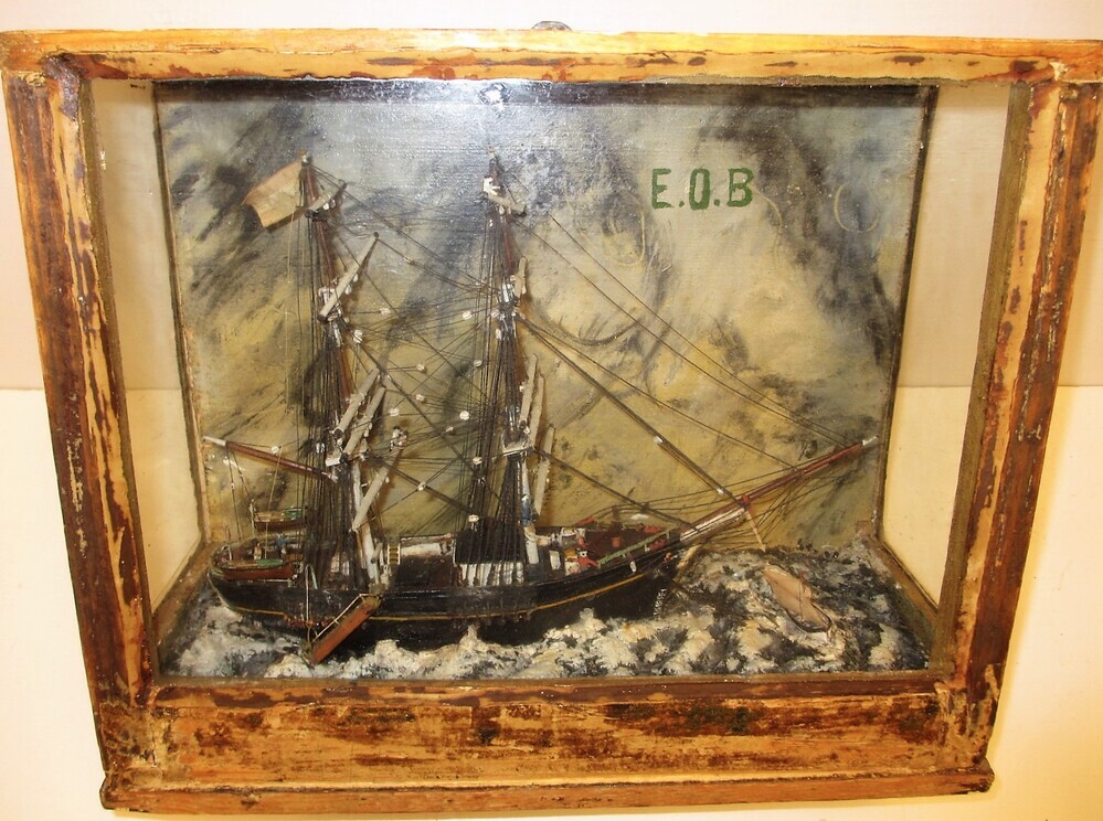 Scheepsmodel, meer specifiek een waterlijnmodel of 'scheepje in de kast' van een brik, vermoedelijk de Aurora, op woelige zee, vervaardigd door zeeman Elle Onne Bruins