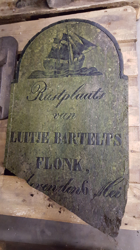 Grafsteen van natuursteen met opschrift "Rustplaats van Luitje Bartelts Flonk, (gebo)ren den 6 Mei" (1863)