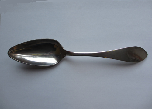 Oostzeelepel geschonken aan kapitein H.J. Ketelaar op 7 september 1819 door D. Lievr.Fett & Co. uit Elbing (mogelijk D. Lickfeld&Co.), vervaardigd door Ernst Daniel Christ.