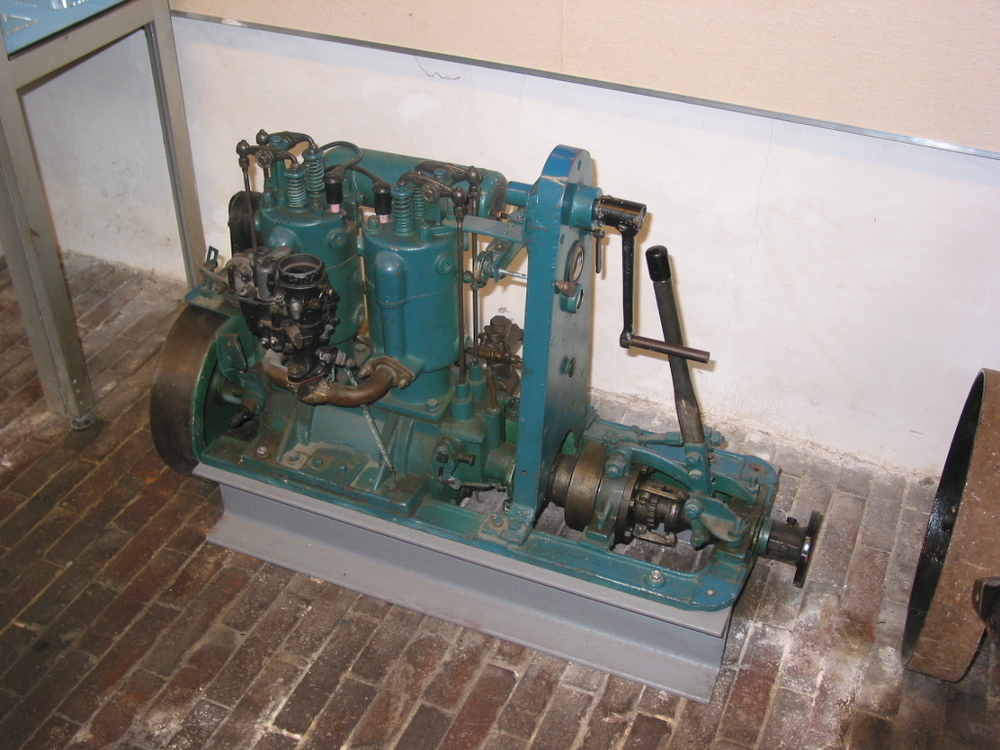 Tweecylinder Palmer Bros benzinemotor met aangebouwde keerkoppeling