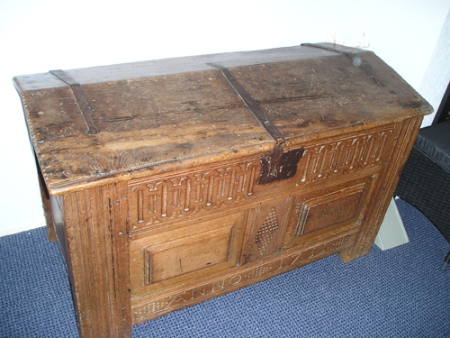 Eikenhouten dekenkist voorzien van houtsnijwerk, 1711