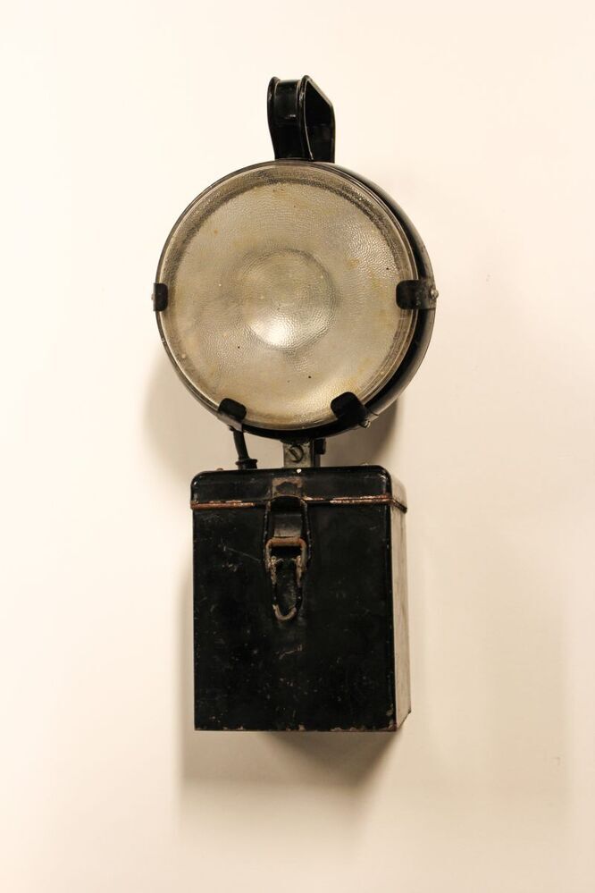 Zwart metalen Duitse looplamp welke gebruikt werd door de Gestichtswacht van de van Mesdagkliniek