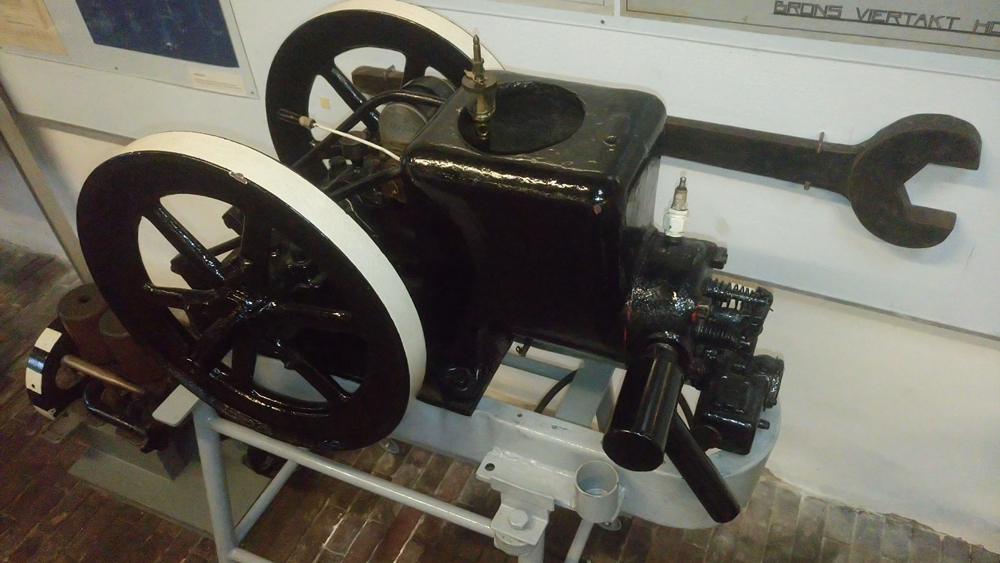 Fairbanks-Morse 2pk 'Z' motor, gebruikt als hulpmotor op een binnenvaarttjalk, begin 20e eeuw