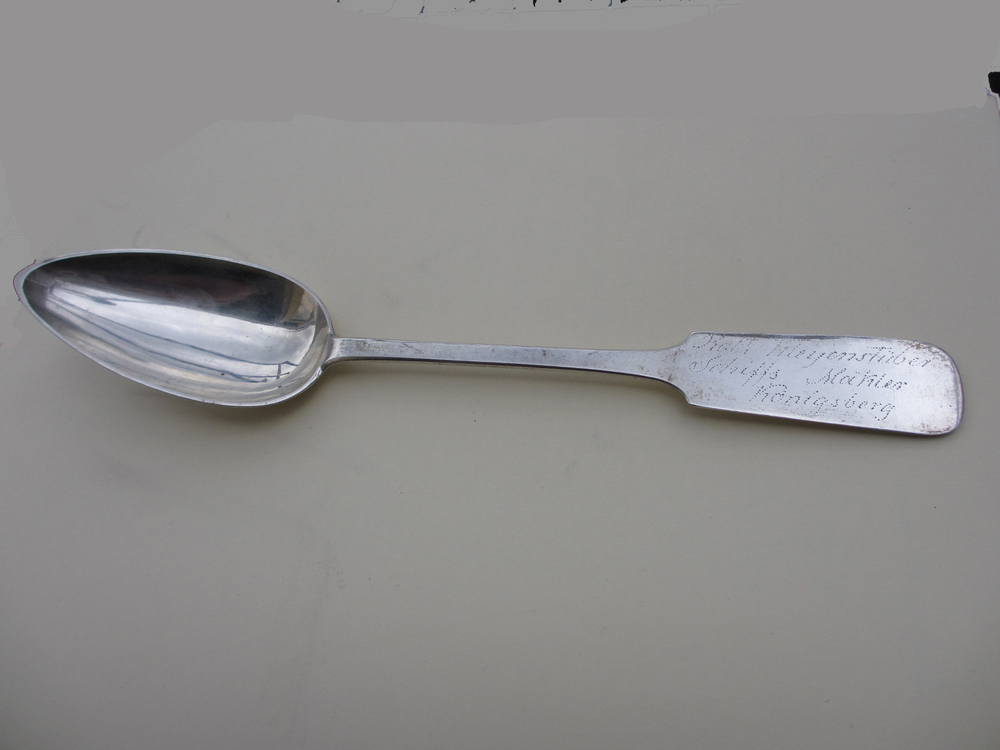 Oostzeelepel "Rob. Kleijenstüber Schiffs Mäkler Konigsberg", vervaardigd door zilversmid Neubaur, 19e eeuw