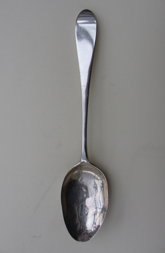 Oostzeelepel met spits steeluiteinde, aan achterzijde meesterteken 'WS' en ingepunte initialen 'R.. [dan onleesbaar]..K', daaronder  'W.. [dan onleesbaar]..K', 19e eeuw