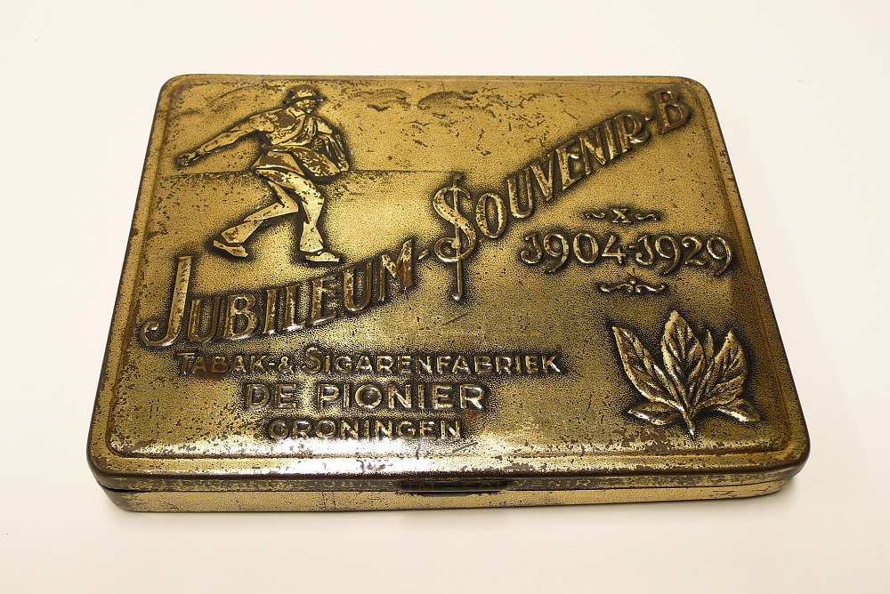 sigarenblik, jubileum souvernir ten behoeve van het 25-jarig bestaan van de sigarenfabriek De Pionier, 1929